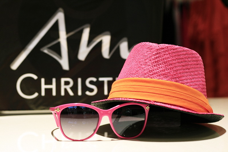 Šeširić i naočale iz Ann Christine